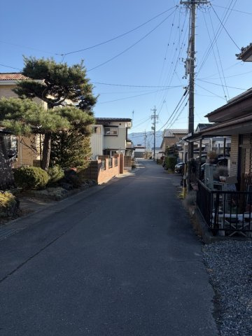 岡谷市長地権現町１丁目の前面道路含む現地写真