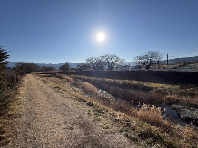 岡谷市長地権現町１丁目の前面道路含む現地写真
