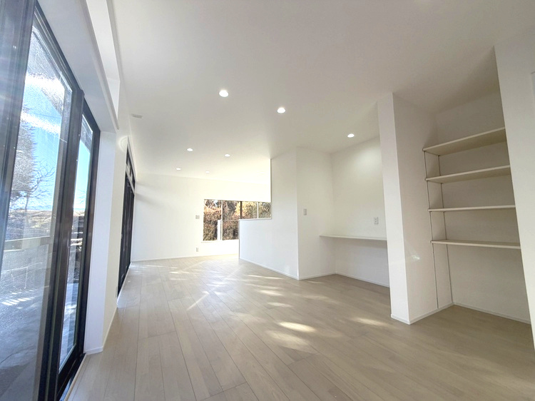 岡谷市長地権現町１丁目の居間・リビング