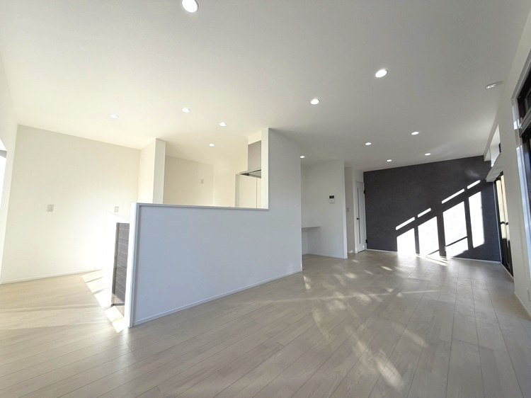 岡谷市長地権現町１丁目の居間・リビング