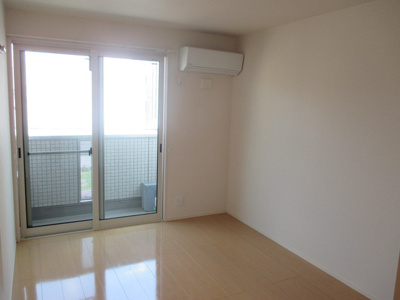 【居間・リビング】 | ガーデンハウス | エアコン付きなので年中快適ですね