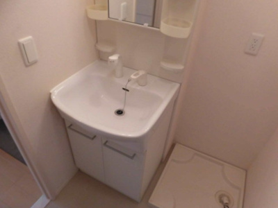 【洗面所】 | ガーデンハウス | 下に収納スペースのあるきれいな独立洗面所です