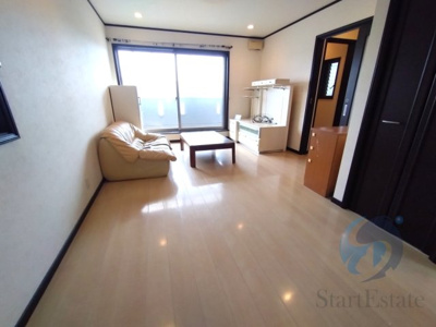 【居間・リビング】 | 大阪市住之江区粉浜西1丁目 中古戸建 | こちらのリビングで趣味の時間をお楽しみください