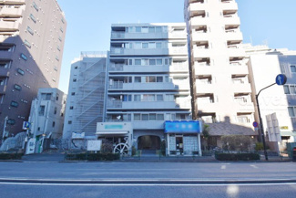 【外観】 | 手入れの行き届いた外壁やエントランスなど、「見ればわかる」レベルで清潔感を保ったマンションです。築年数を感じさせない姿で皆様をお出迎えします。～即日のご見学可能～　お問合せはお気軽にどうぞ。