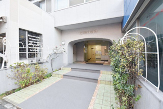 【エントランス】 | お客様を、そして住人を出迎えてくれるマンションのエントランス。ゴミが落ちていないことからも、管理状態の良さや住民の節度の高さが見て取れます。～即日のご見学可能～　お問合せはお気軽にどうぞ。