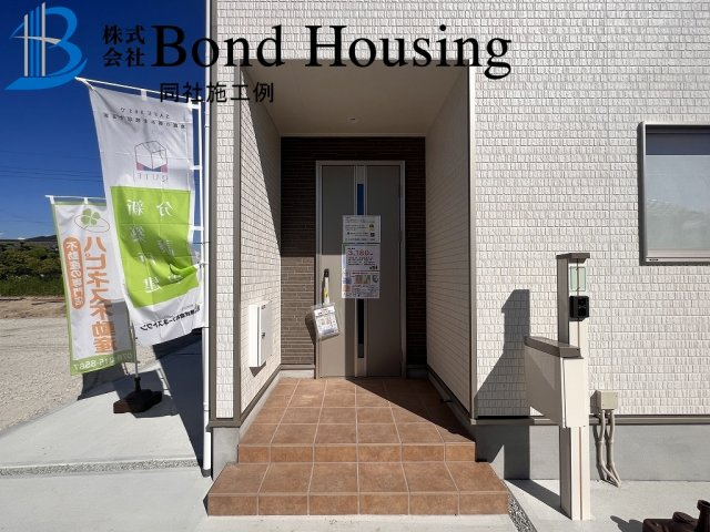 角地につき陽当り・通風良好　大久保町谷八木　全4棟　1号棟の玄関