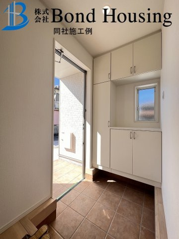 角地につき陽当り・通風良好　大久保町谷八木　全4棟　1号棟の玄関