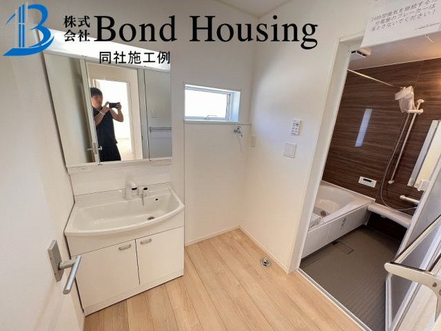 角地につき陽当り・通風良好　大久保町谷八木　全4棟　1号棟の洗面所