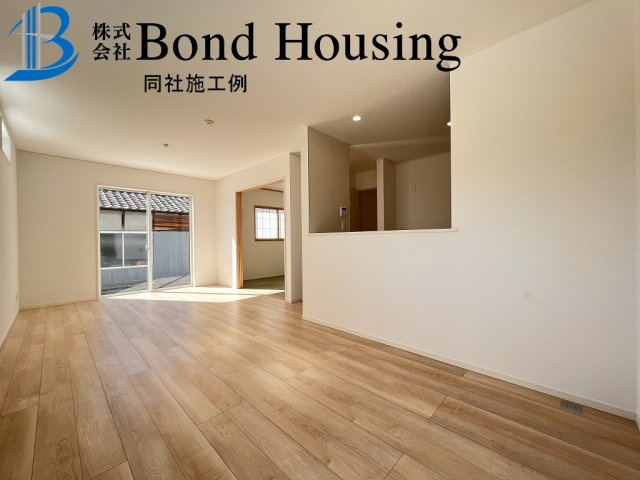 角地につき陽当り・通風良好　大久保町谷八木　全4棟　1号棟の居間・リビング