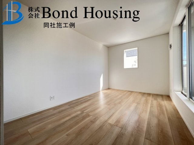 角地につき陽当り・通風良好　大久保町谷八木　全4棟　1号棟の洋室