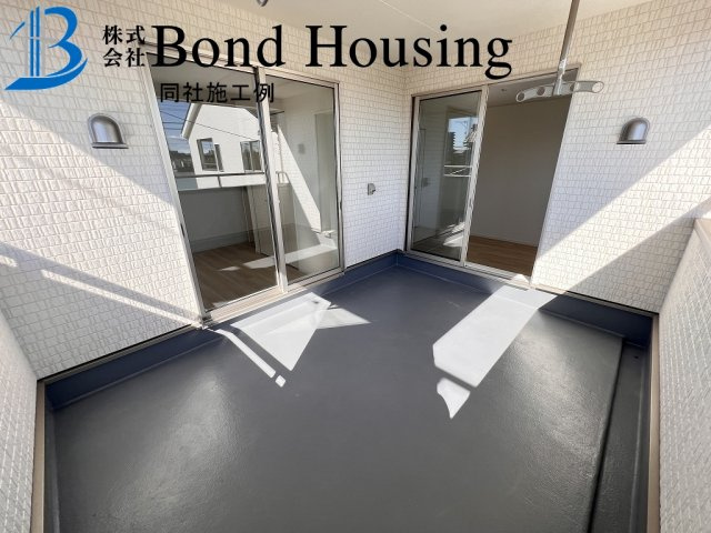 角地につき陽当り・通風良好　大久保町谷八木　全4棟　1号棟のバルコニー