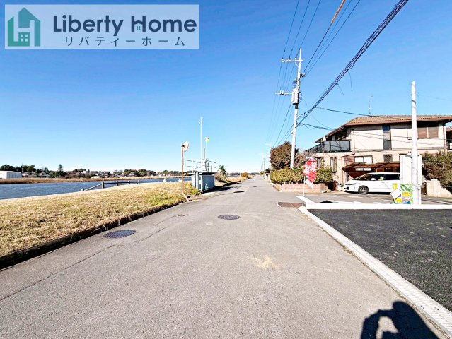 つくば市森の里第6　新築戸建の前面道路含む現地写真