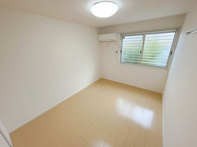 【居間・リビング】 | クローバーハイツ | 明るい洋室ですね