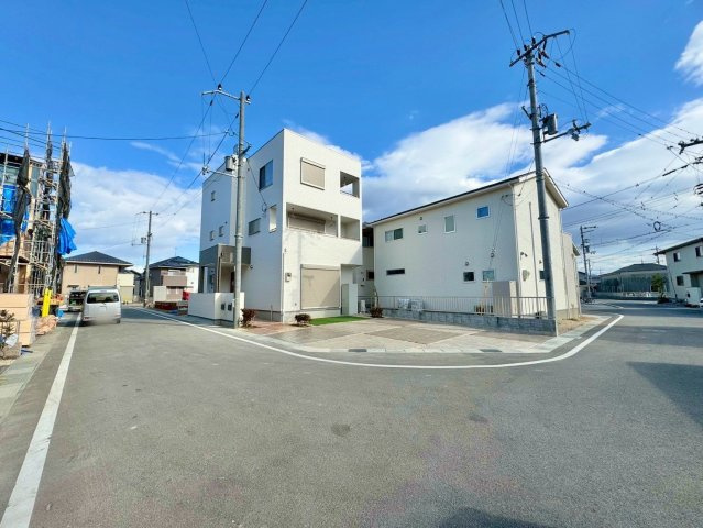 守山市焔魔堂町　新築戸建ての前面道路含む現地写真