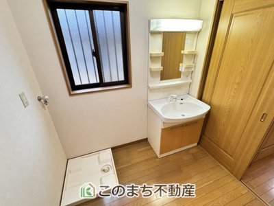 【洗面所】 | 日光市猪倉中古戸建 | シャンプードレッサーで朝の身支度♪伸びるホースでお掃除も簡単清潔です！