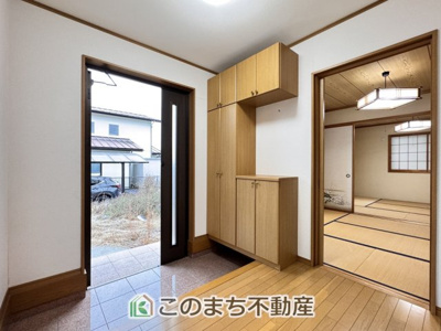 【玄関】 | 日光市猪倉中古戸建 | 広々とした玄関スペース♪たくさんの靴を収納できる下駄箱もございます。