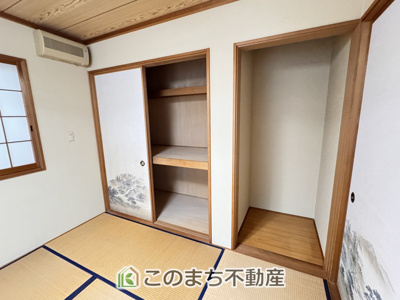 【和室】 | 日光市猪倉中古戸建 | 中棚付きの収納はお布団をしまうのにも最適です♪お子様のお昼寝にも便利な和室です。