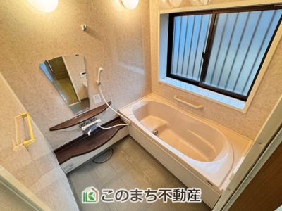 【浴室】 | 日光市猪倉中古戸建 | ゆったりと入れるフルオートバスはお子様との団らんバスタイムが楽しめます♪
足を伸ばしてゆったりくつろげる１坪バスルームです☆