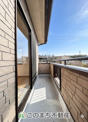 【バルコニー】 | 日光市猪倉中古戸建 | 南向きの大型バルコニーは陽当り良好で、たっぷりのお洗濯物もよく乾きます！