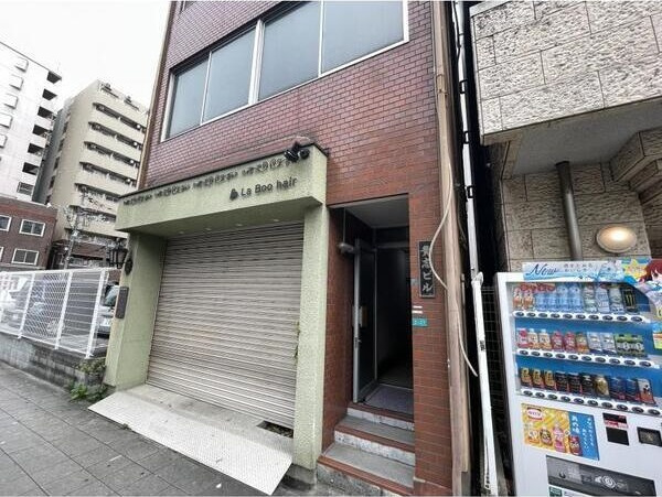 貴志ビルのエントランス