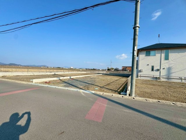 野洲市六条2号地　建築条件無し売土地の前面道路含む現地写真