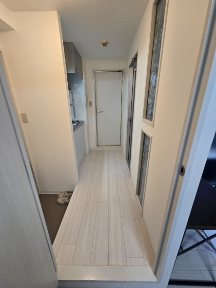 シティファースト四条西洞院の現況写真|玄関とキッチンスペースです