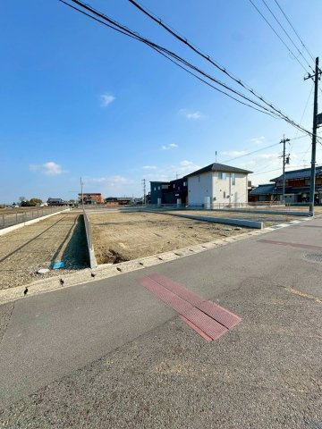 野洲市六条3号地　建築条件無し売土地の前面道路含む現地写真