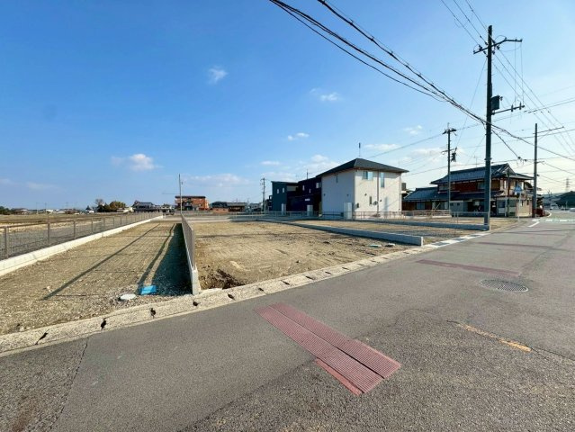 野洲市六条3号地　建築条件無し売土地の前面道路含む現地写真