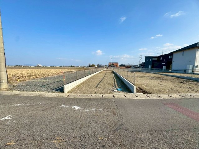 野洲市六条4号地　建築条件無し売土地の前面道路含む現地写真