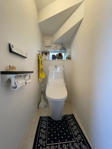 伊川谷町有瀬戸建のトイレ|【トイレ/1階】
階段下のデッドスペースを有効活用。温水洗浄便座が備わっており、寒い冬でも快適にご使用いただけます。手洗い器一体型で使用後の手洗いもスムーズです。
