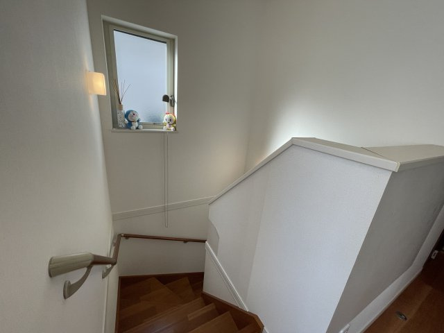 伊川谷町有瀬戸建の内装|【階段】
階段スペースにも窓が設置されており、柔らかな自然光が差し込みます。壁にはお気に入りの写真やアートポスターを飾って楽しむことも可能です。
