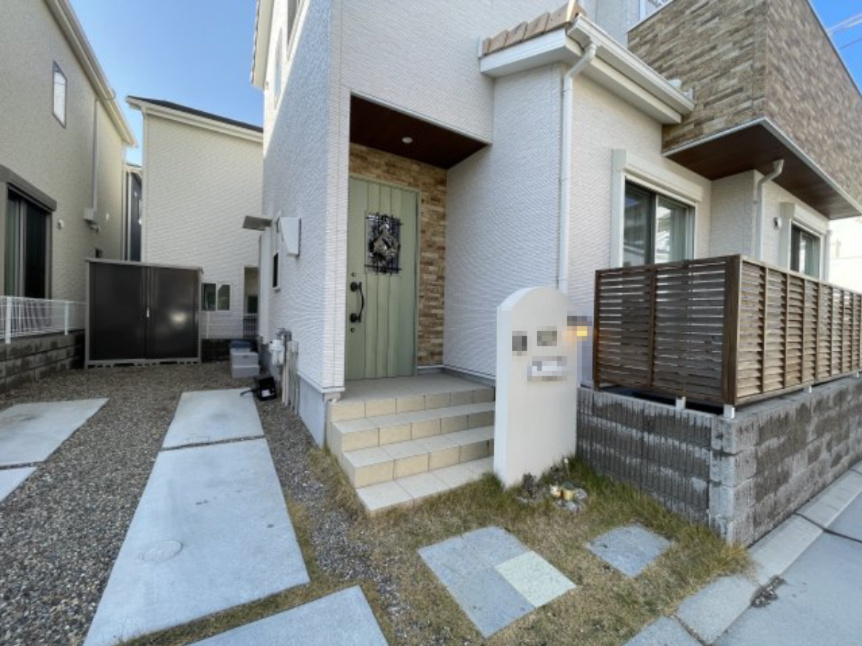 伊川谷町有瀬戸建の外観|【玄関】
細部までこだわりが感じられ、温かみのある玄関まわり。駐車スペースは３台分確保されており、マイカー通勤や車での来客にもスムーズに対応できます(車種による)。