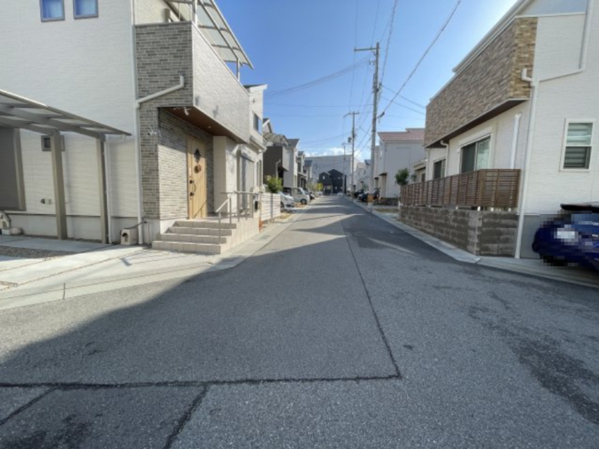 伊川谷町有瀬戸建の前面道路含む現地写真|【前面道路含む現地写真】
角地に位置しており、採光や通風を確保しやすい開放的な住環境です。前面道路幅は共に約6.0mが確保されており、車の運転が苦手な方でもゆとりをもって通行できます。
