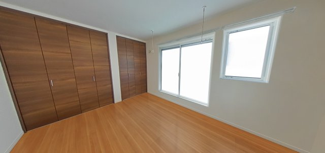 伊川谷町有瀬戸建の洋室|【洋室/約7.9帖】
CGで作成したイメージ画像です。大き目のベッドを設置してもゆとりのある広さ。バルコニーに隣接しており、布団干しもスムーズです。※イメージ画像のため実際とは異なる場合がございます。