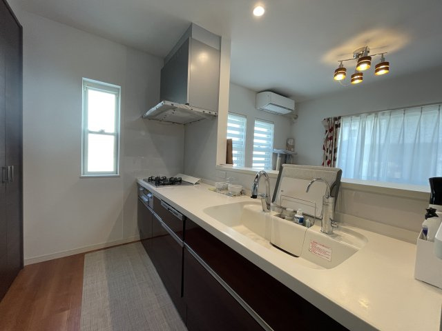 伊川谷町有瀬戸建のキッチン|【キッチン】
ご家族やゲストとのコミュニケーションが弾む対面式のシステムキッチン。食器洗乾燥機が搭載されており、日々の家事負担も軽減されます。
