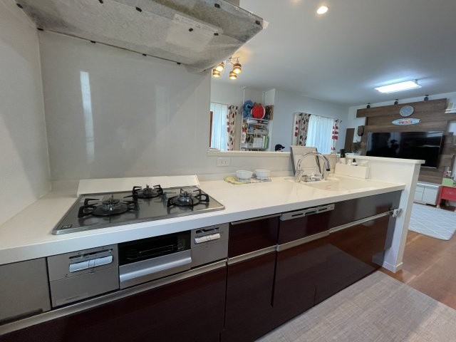 伊川谷町有瀬戸建のキッチン|【キッチン】
キッチンからLD全体が見渡しやすく、小さなお子様とも暮らしやすい設計です。食器洗乾燥機や浄水器等、機能的な設備も搭載されています。床下収納やカップボード等、収納スペースが豊富です！