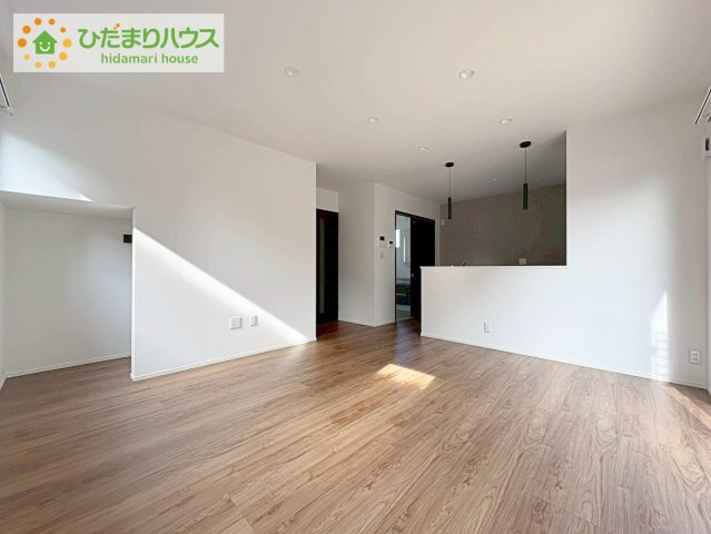 日立市河原子町2丁目　新築戸建　2号棟の居間・リビング|リビング大きな窓からは、暖かな日の光が降り注ぎます・・・