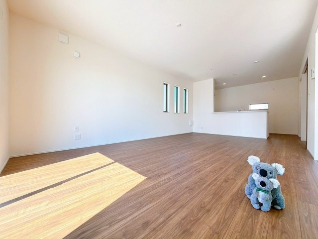 【居間・リビング】 | 前橋市富士見町時沢　新築住宅　 | 窓から差し込む陽光がリビングでくつろぐ家族を暖かく包み込みます。生活の中心となるLDKで贅沢な時間を家族とお過ごしください。