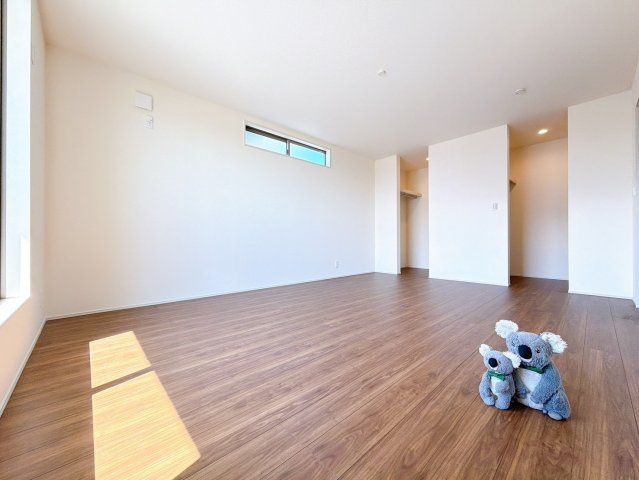 【洋室】 | 前橋市富士見町時沢　新築住宅　 | 収納たっぷりの洋室はお部屋を広々お使いいただけます！
衣類や寝具など分けて収納できるのも便利です。