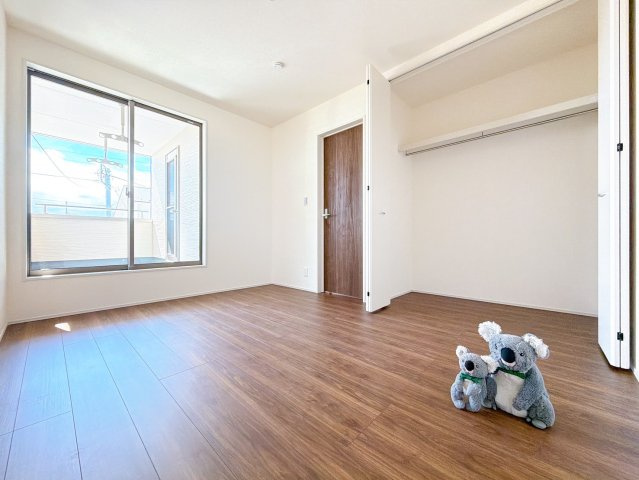 【洋室】 | 前橋市富士見町時沢　新築住宅　 | 窓からそそがれる暖かみのある明るい空間。広々としたプライベート空間で自分の時間を楽しめます。フローリング仕様で普段のお掃除も楽々です。
