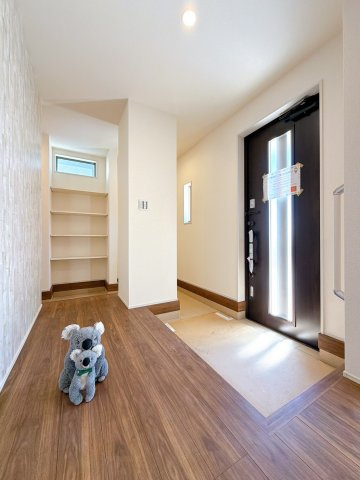 【玄関】 | 前橋市富士見町時沢　新築住宅　 | 家の第一印象を決める玄関は、明るく清潔感のある空間に仕上がっています。来客を気持ちよく迎え入れられる、心地よい玄関です。