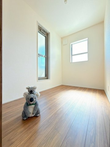 【その他】 | 前橋市富士見町時沢　新築住宅　 | ストレージルーム
バルコニーへも出られるのでお洗濯部屋としても◎窓が2つあるのでワークルームとしてもお使いいただけます！