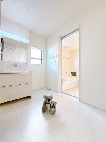 【独立洗面台】 | 前橋市富士見町時沢　新築住宅　 | 忙しい朝でも収納力のある洗面台で効率良く身支度ができます。大きな鏡で身だしなみチェックも。たくさんものを収納できるので水回りを清潔にきれいに保てます。