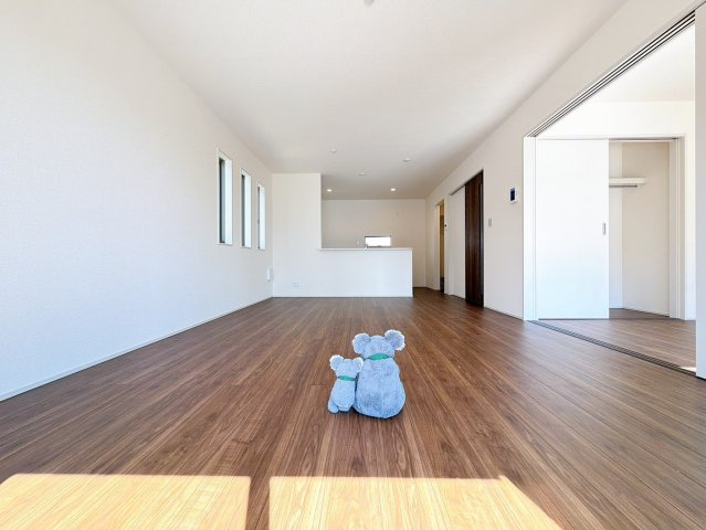 【居間・リビング】 | 前橋市富士見町時沢　新築住宅　 | ≪LDK≫
リビング・ダイニングは白を基調としたシンプルな空間。
雑貨やこだわりの家具など、レイアウトも自由に楽しめます！