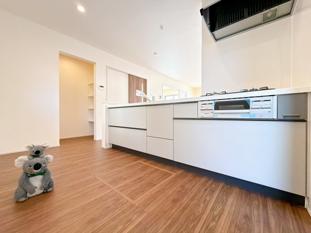 【キッチン】 | 前橋市富士見町時沢　新築住宅　 | お料理をしながら家族との会話が楽しめる対面キッチン。キッチン横には可動棚付きパントリーがあり、食品のストックや日用品の収納に便利です◎