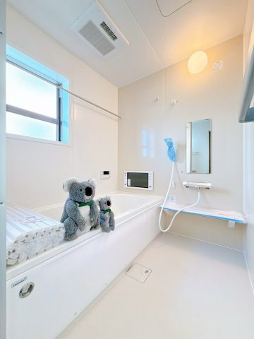 【浴室】 | 前橋市富士見町時沢　新築住宅　 | ほどよい優しいライトに包まれたバスルーム。香りの良いバスソルトに身をまかせ、浴槽でゆっくりと深呼吸。一日の疲れが癒されます。