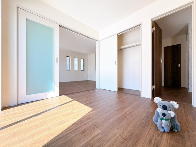 【洋室】 | 前橋市富士見町時沢　新築住宅　 | LDKに隣接している洋室。お子様を遊ばせたりお昼寝させたりしながら家事を行えます。