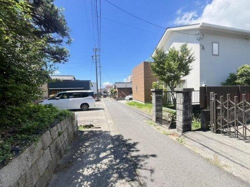 半田市亀崎高根町7丁目の前面道路含む現地写真|R7.7.21撮影　前道約1.9ｍ！