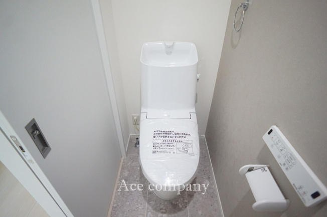 【トイレ】 | 東大阪市岩田町1丁目　【G号地】 | トイレは1階と2階の2ヶ所に完備♪ともに同仕様のシャワートイレ☆1階のトイレ内に床下収納付きです♪