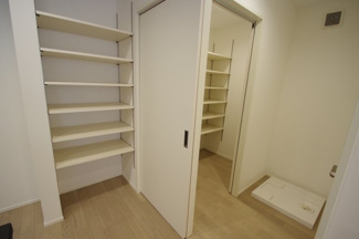 【収納】 | 【仲介手数料無料！！】多摩市貝取1丁目　新築戸建て（全1棟）1号棟　6780万円 | キッチンの収納棚